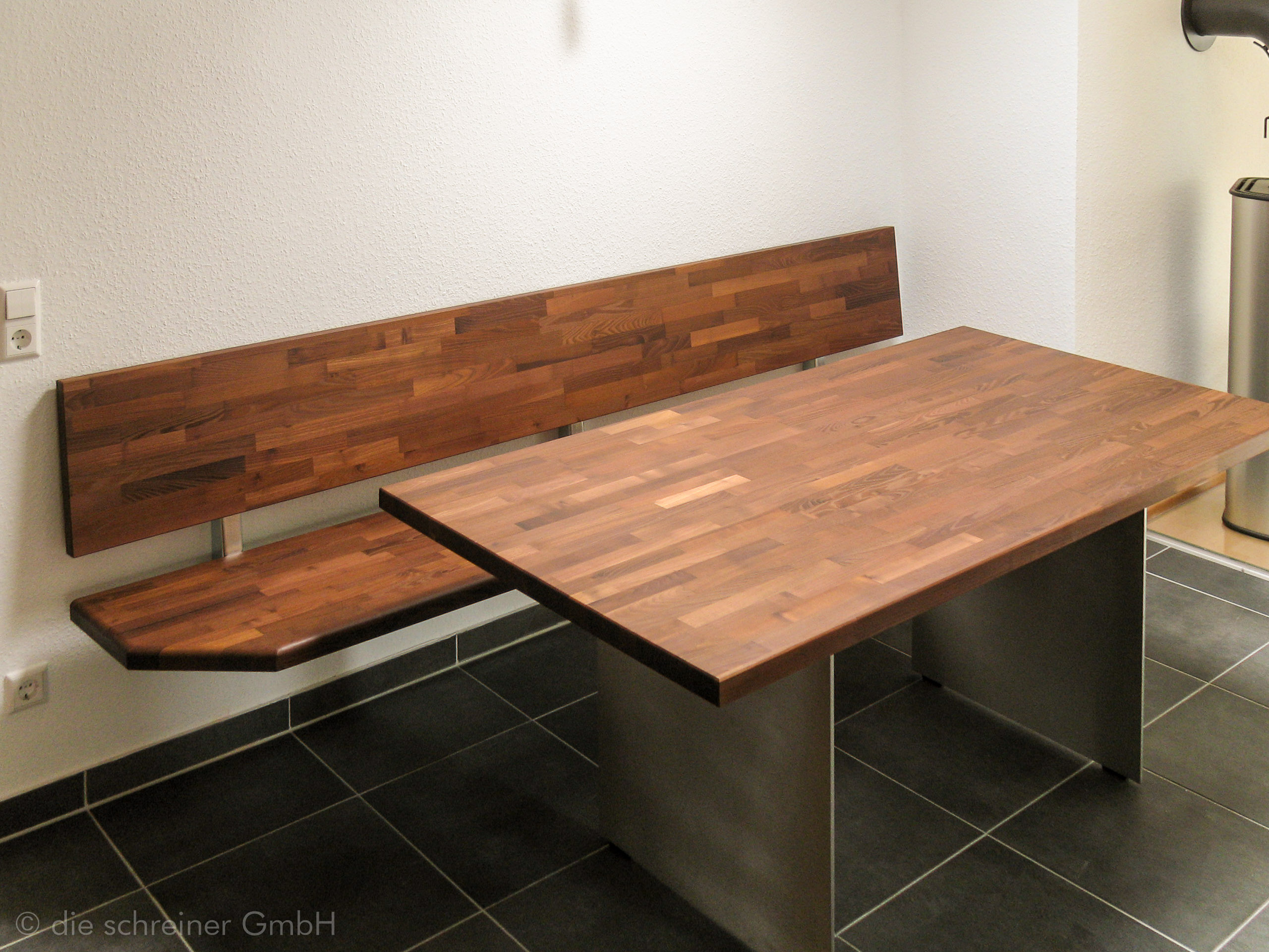 Tisch und Sitzbank